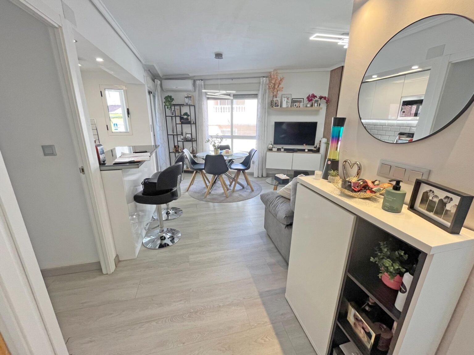 Sala de estar moderna y luminosa