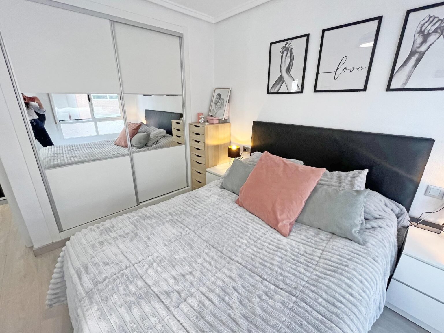 Dormitorio moderno y acogedor