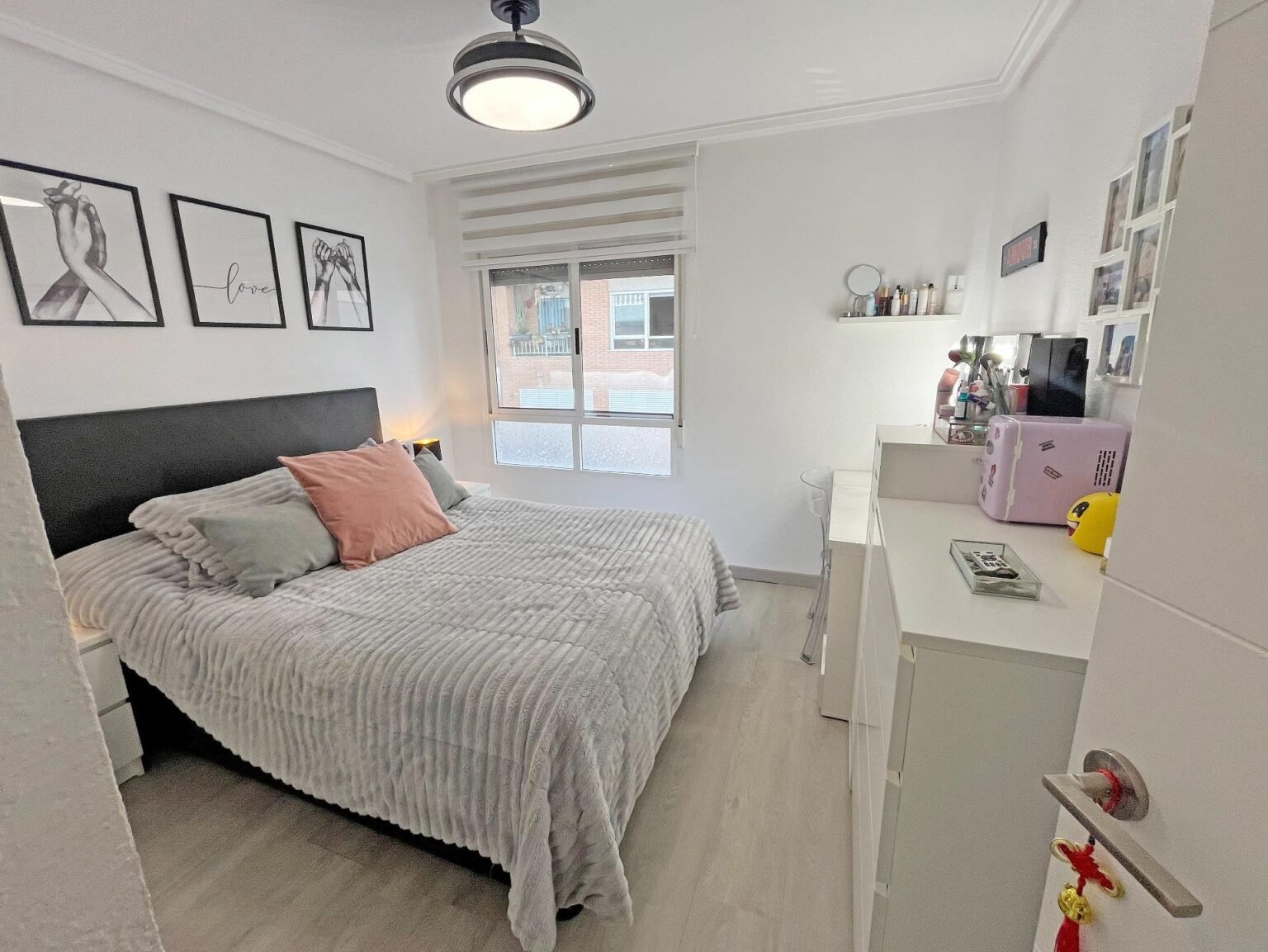 Habitación acogedora y moderna