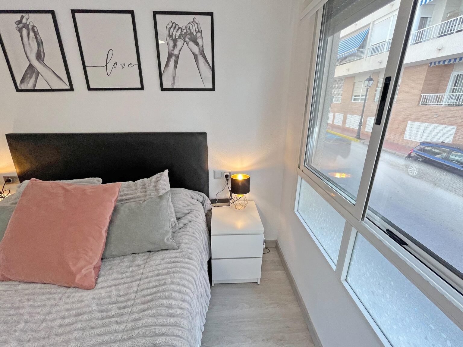 Dormitorio moderno y acogedor