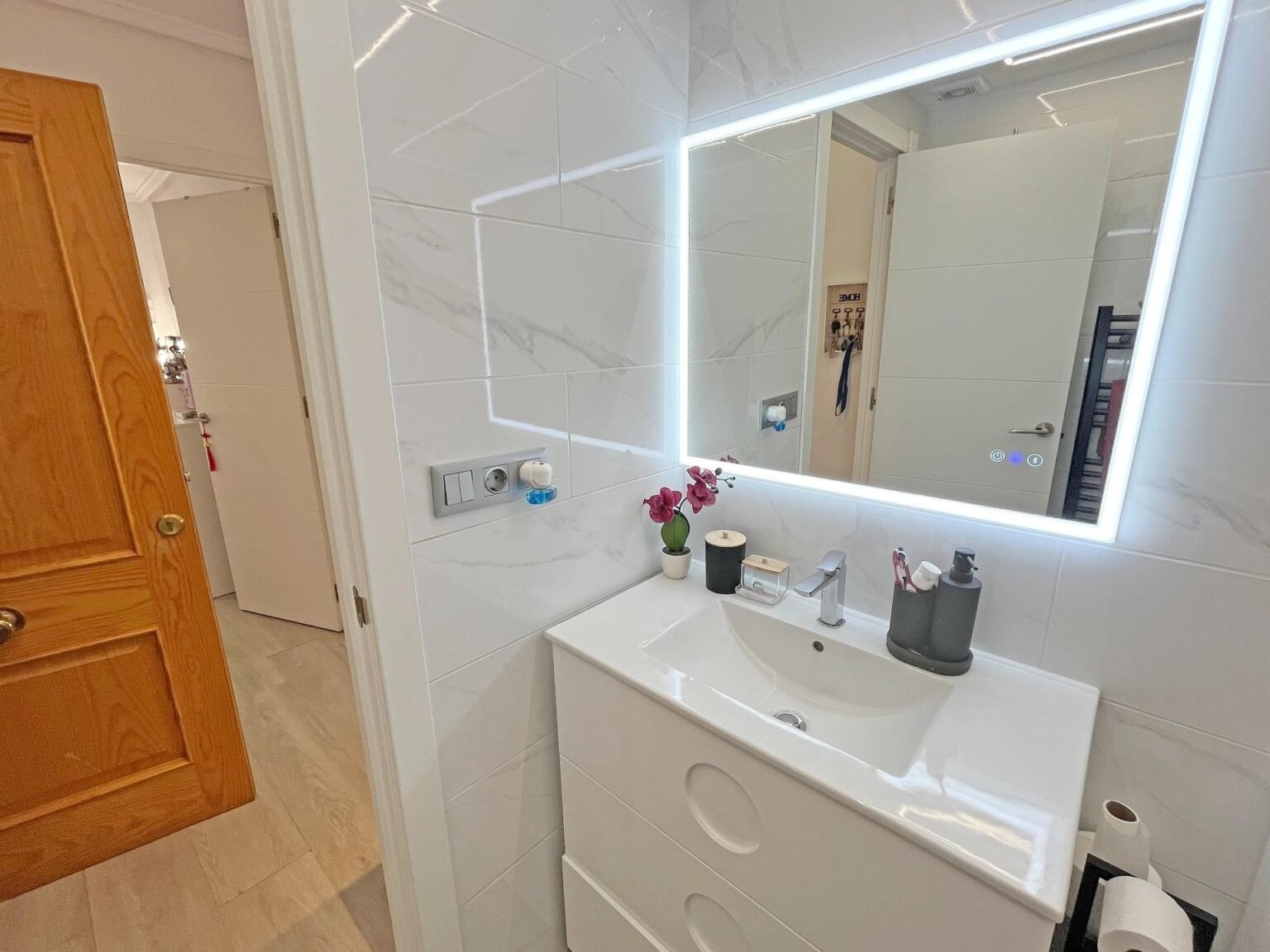 Baño moderno con espejo iluminado