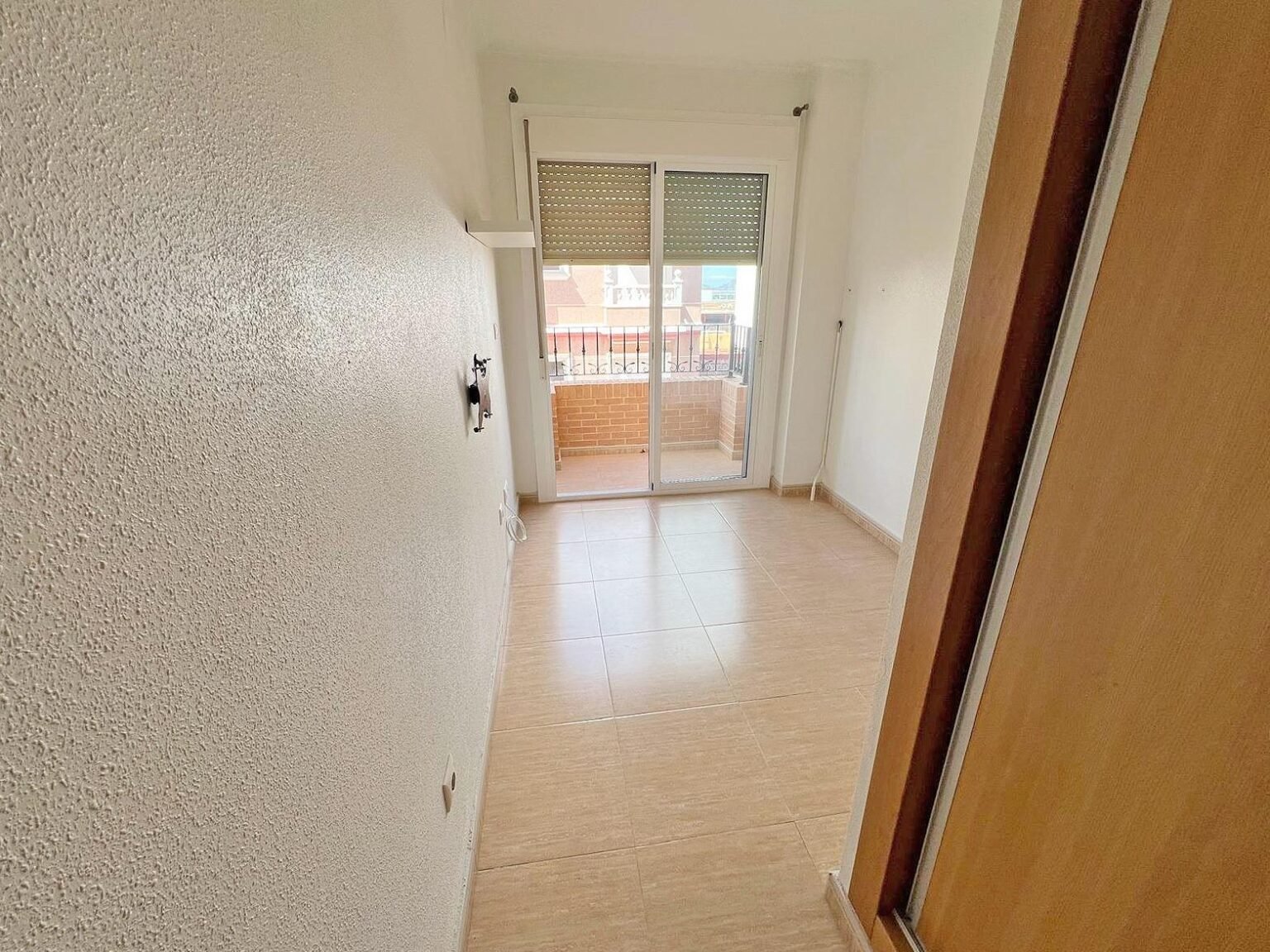 Amplio espacio interior con balcón