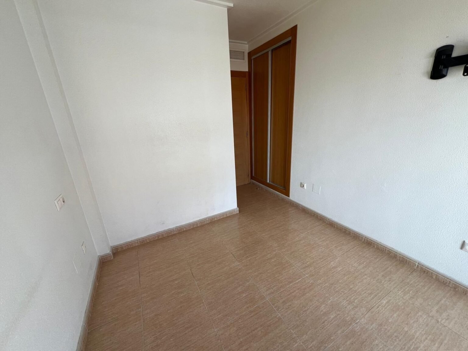 Habitación vacía con suelo de cerámica