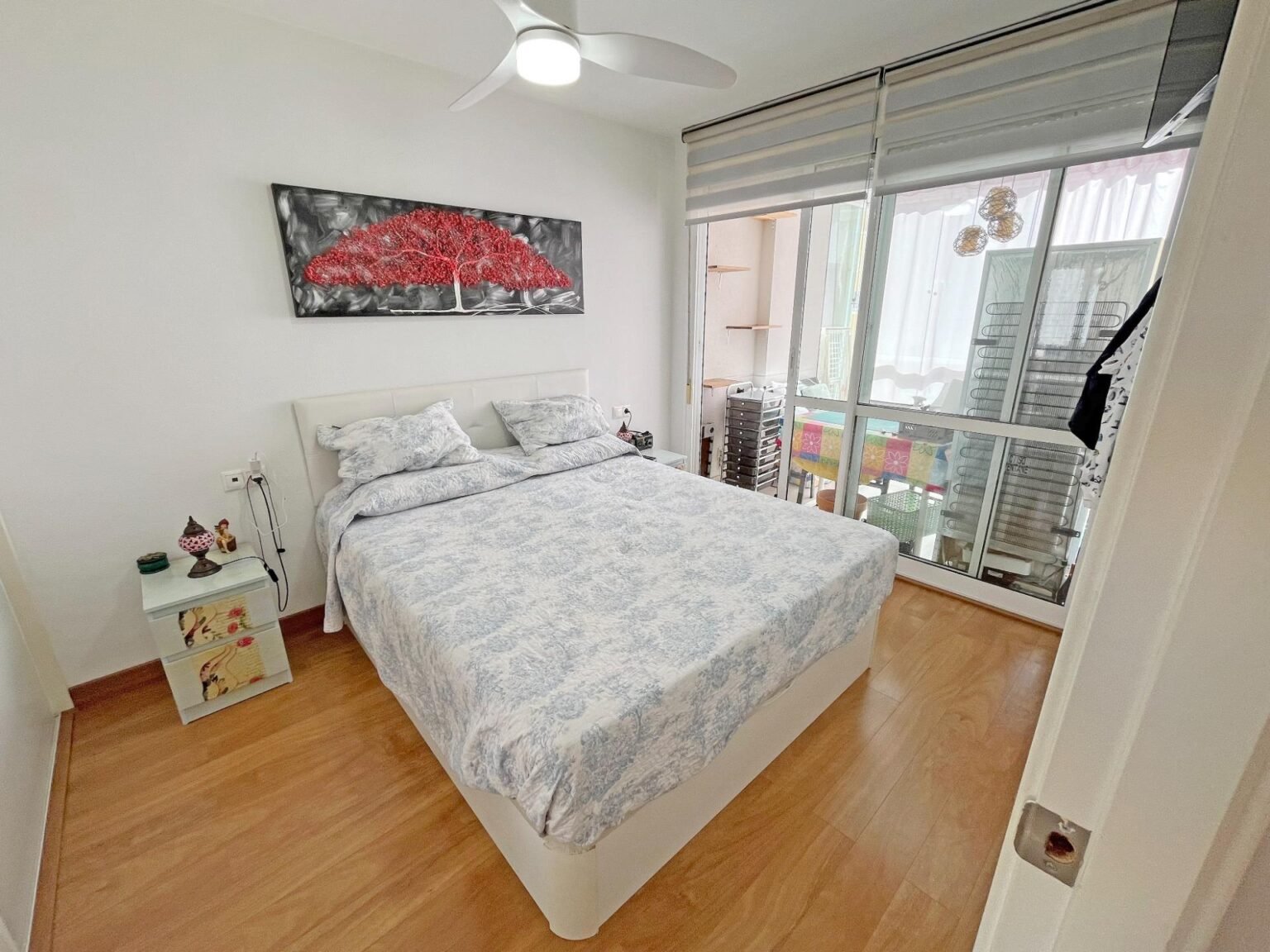 Habitación moderna con cama