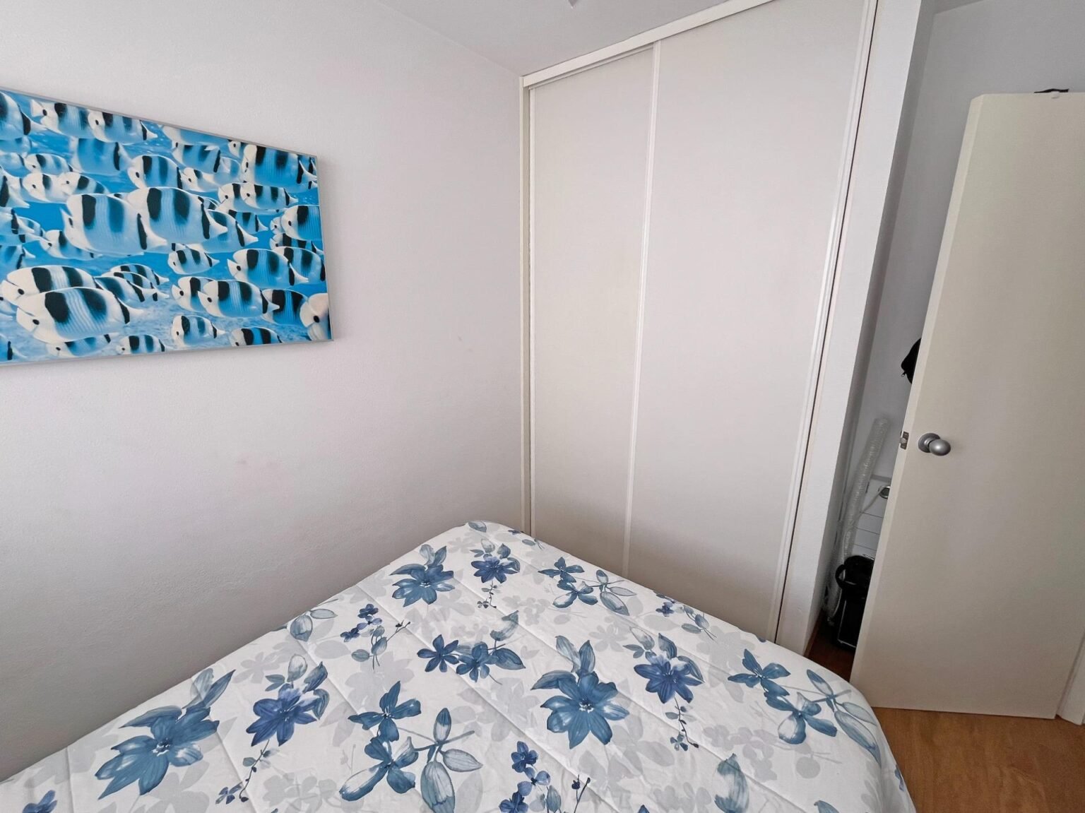 Habitación pequeña con decoración sencilla