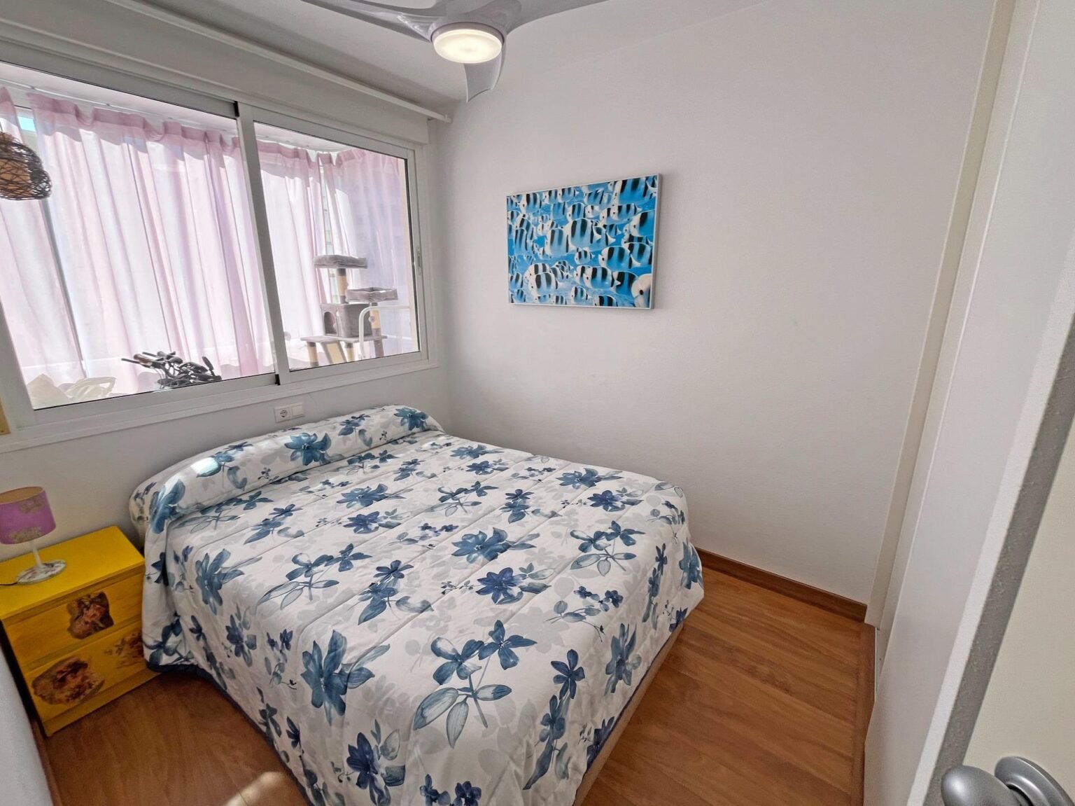 Habitación con cama y decoración azul