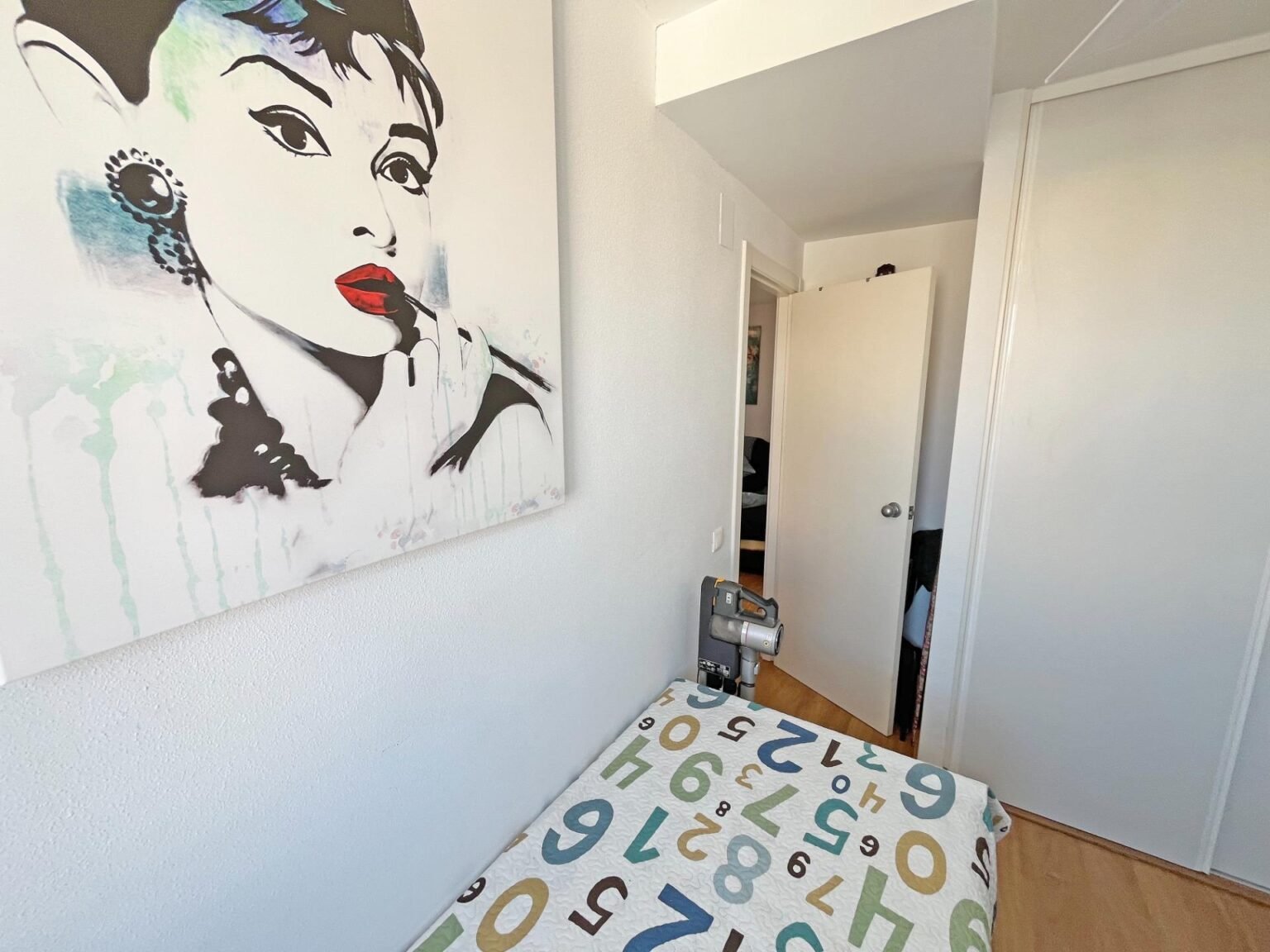 Habitación con arte en la pared