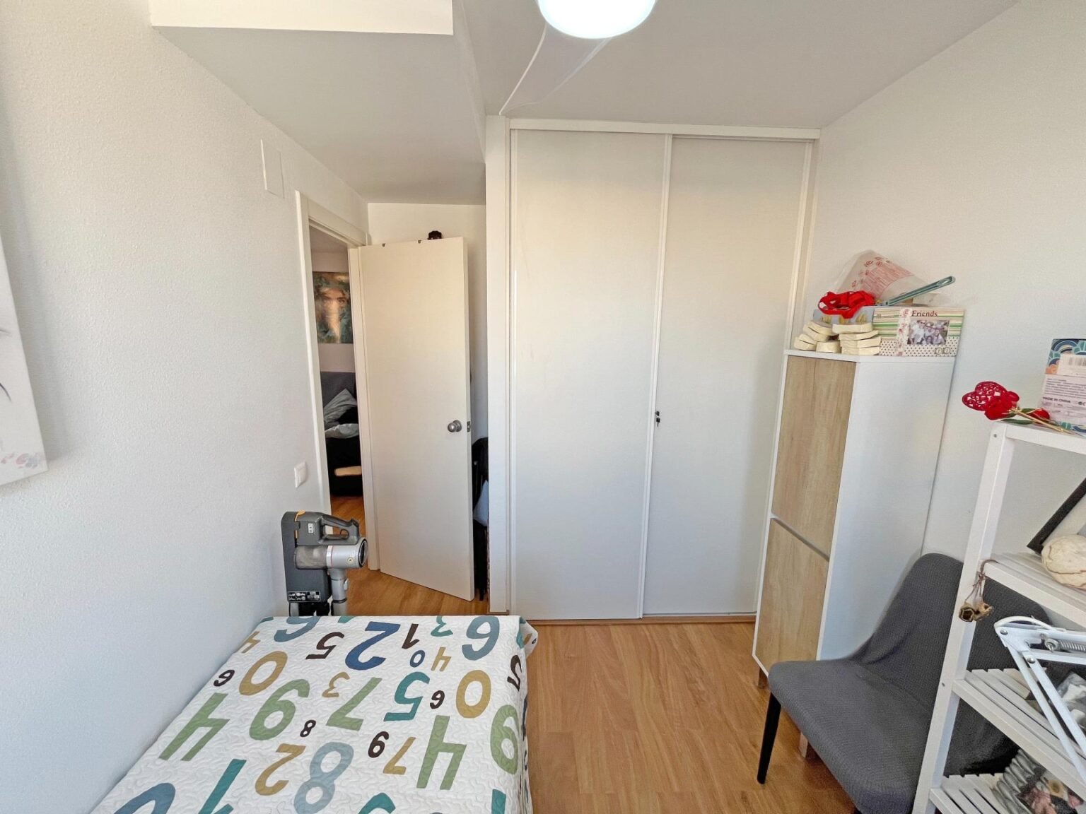 Habitación acogedora y ordenada