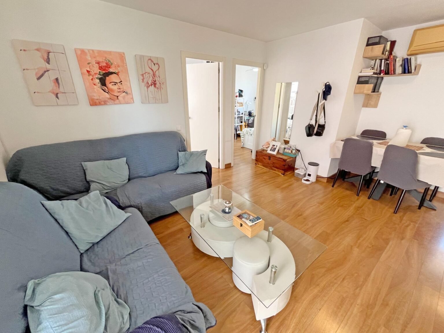 Sala de estar acogedora y moderna