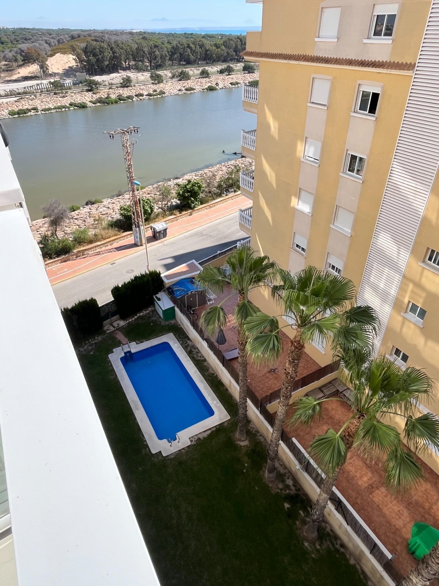 Vista de piscina y paisaje urbano