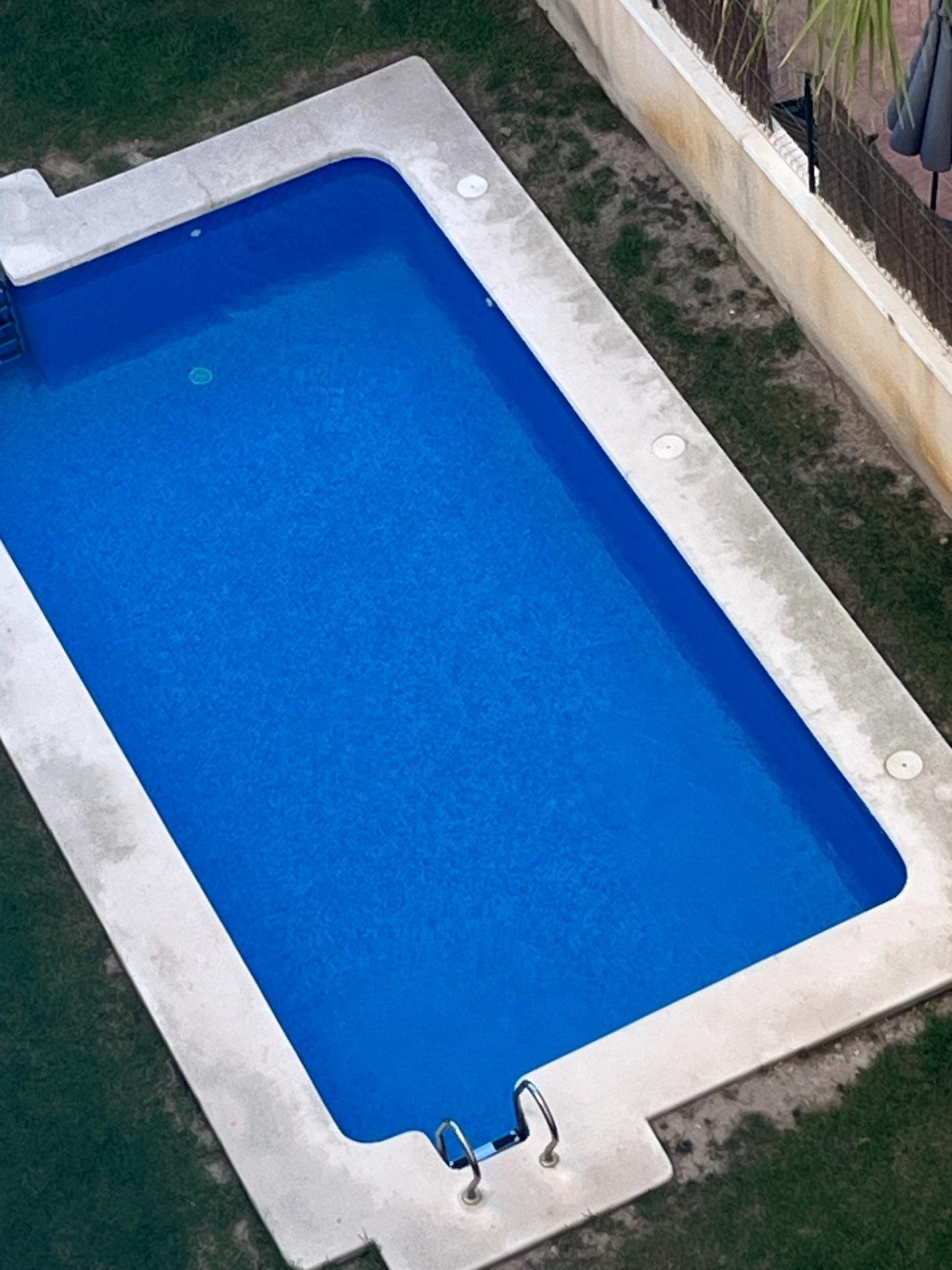 Piscina azul en un jardín