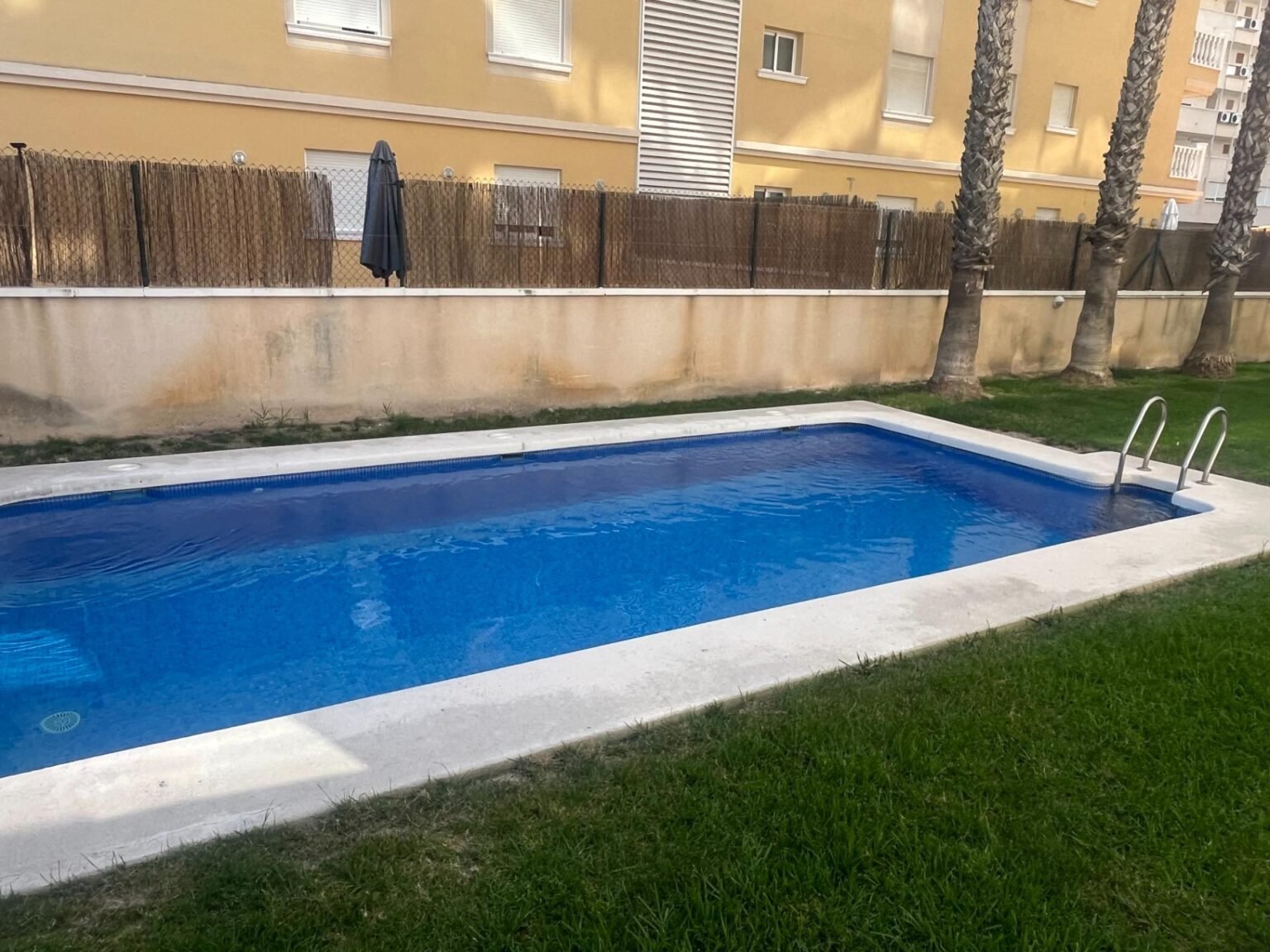 Piscina en un área residencial