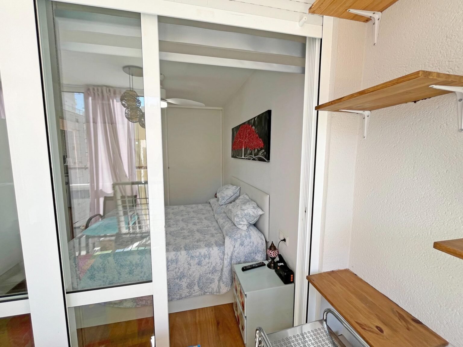 Habitación iluminada con decoración sencilla