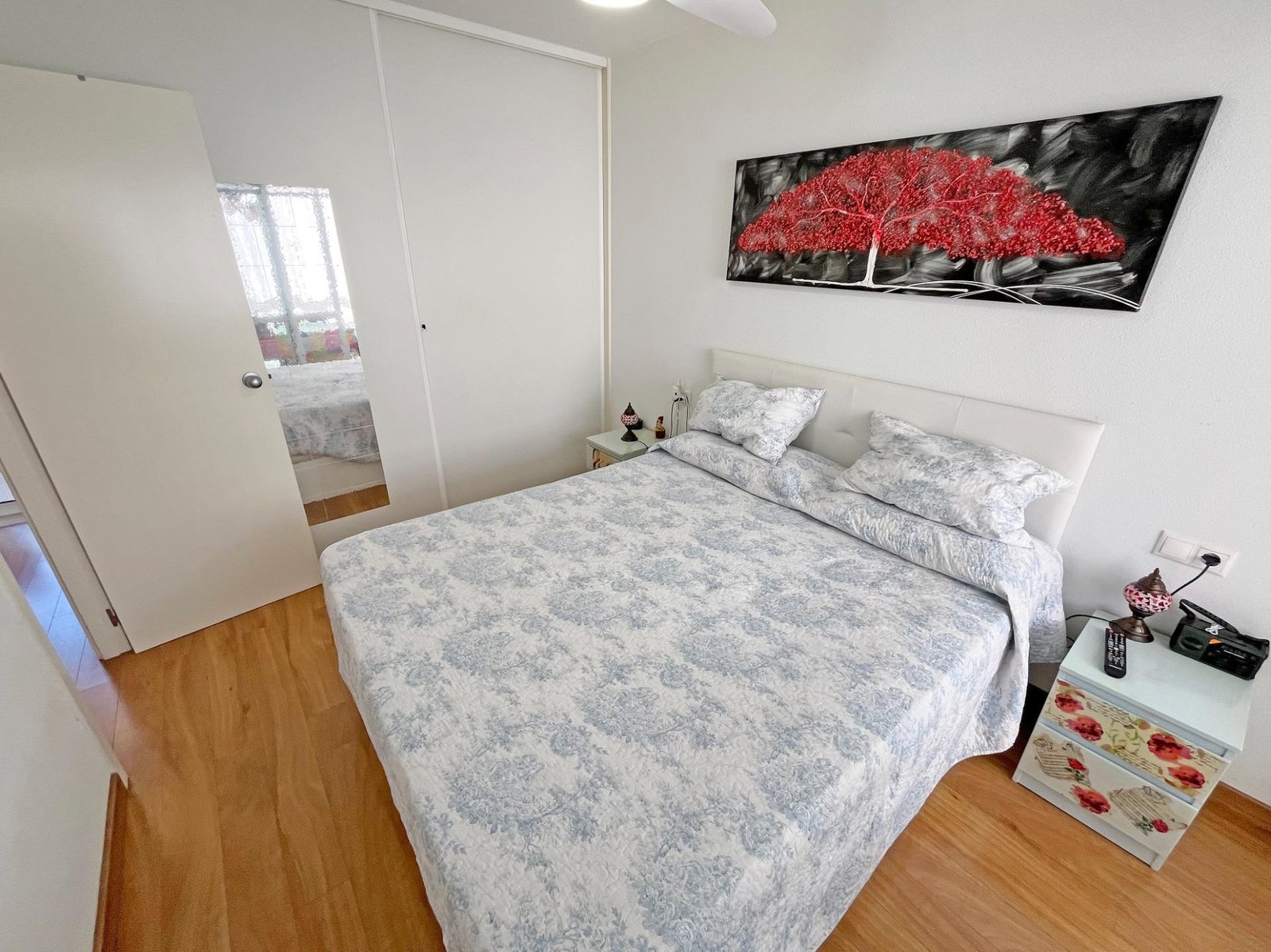 Habitación con cama y decoración