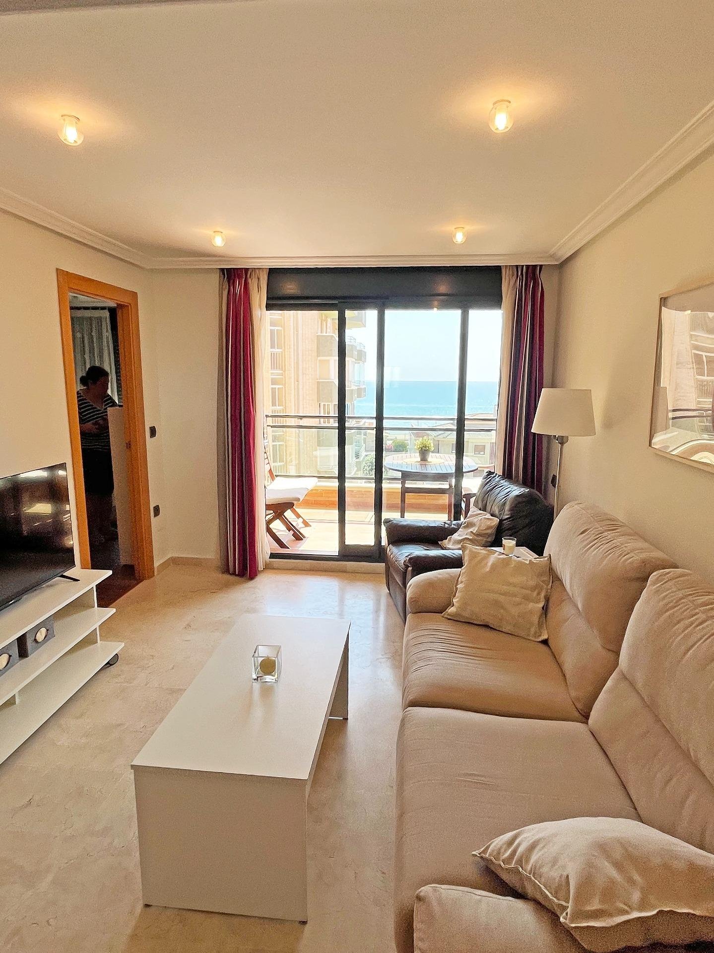 Sala de estar con vista al mar