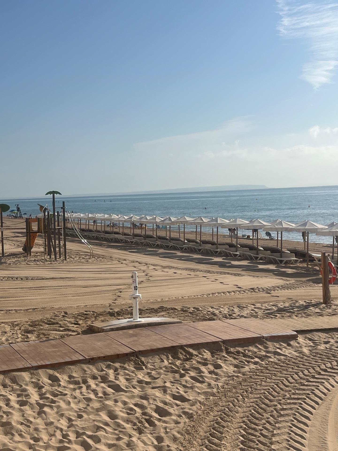 Playa con sombrillas y camastros