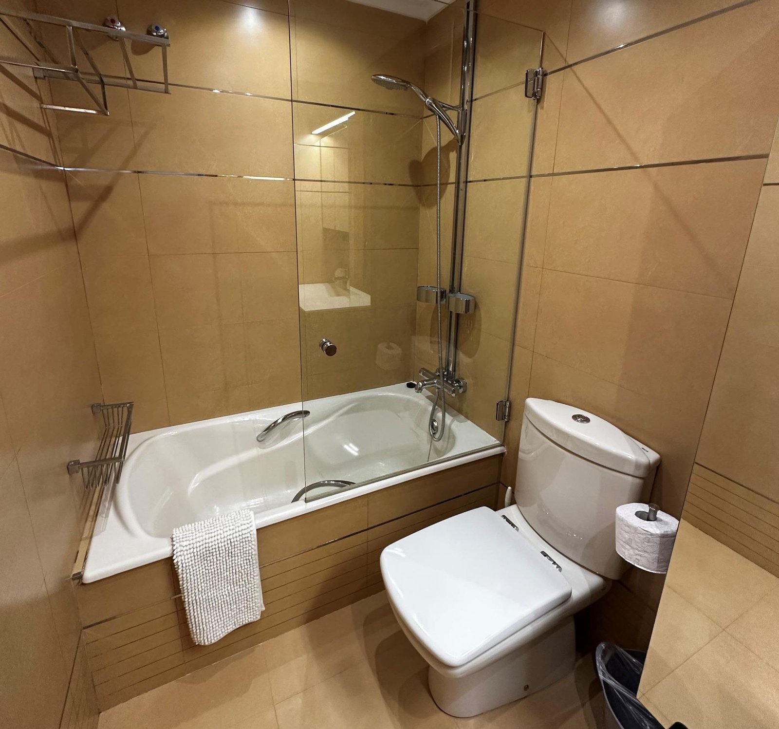 Baño moderno con ducha y bañera