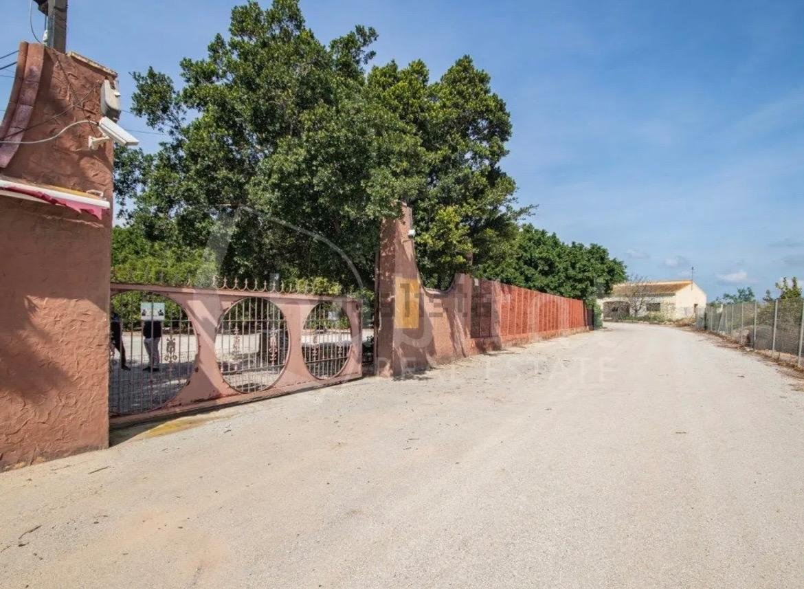 Entrada a una propiedad en el campo