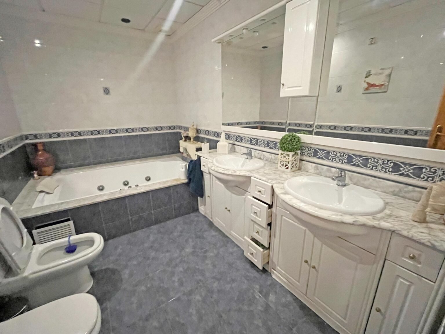 Baño moderno con jacuzzi y lavabo