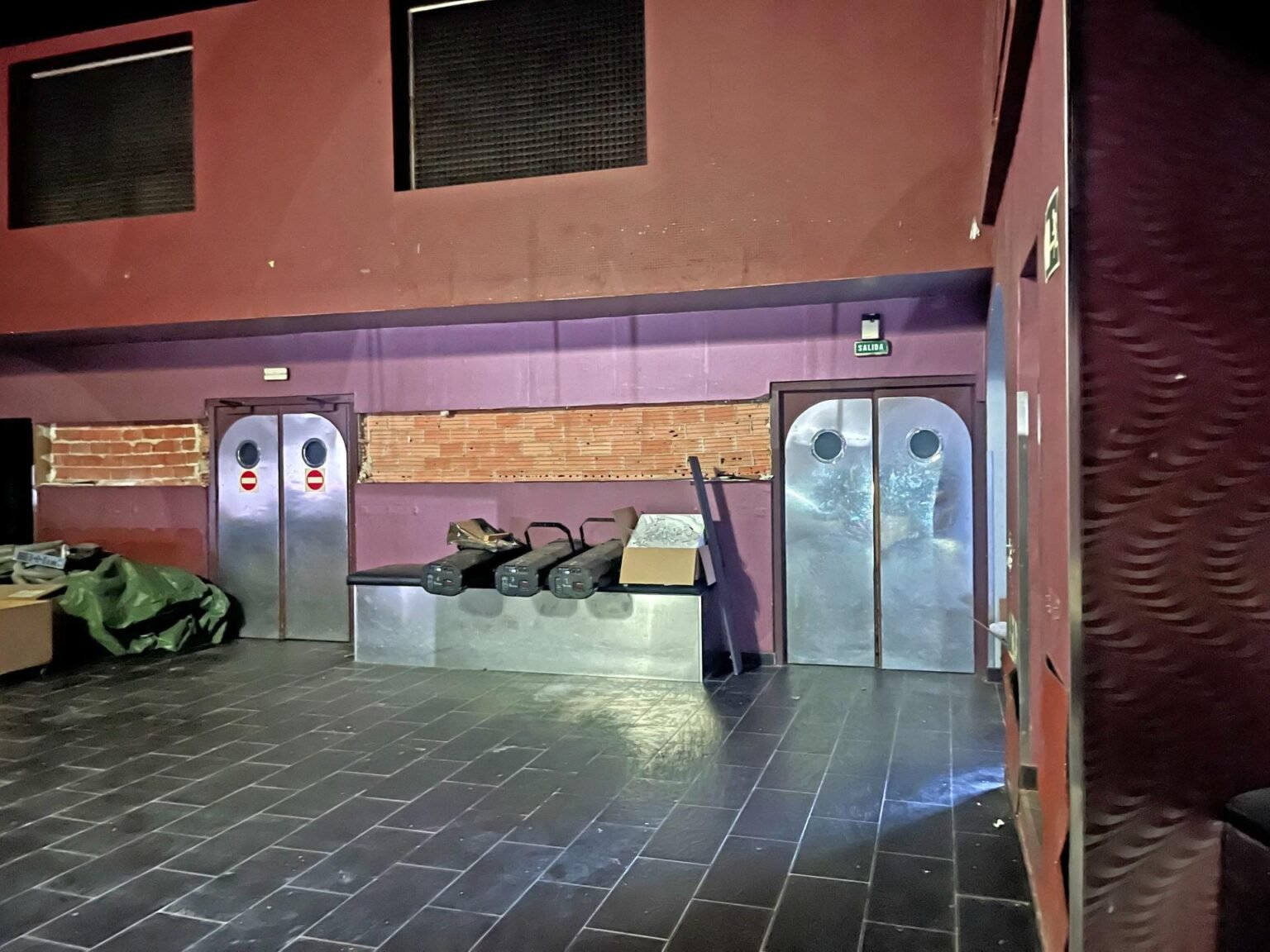 Puertas metálicas en un interior