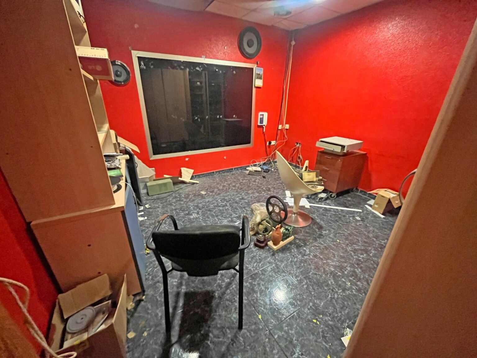 Habitación desordenada con paredes rojas