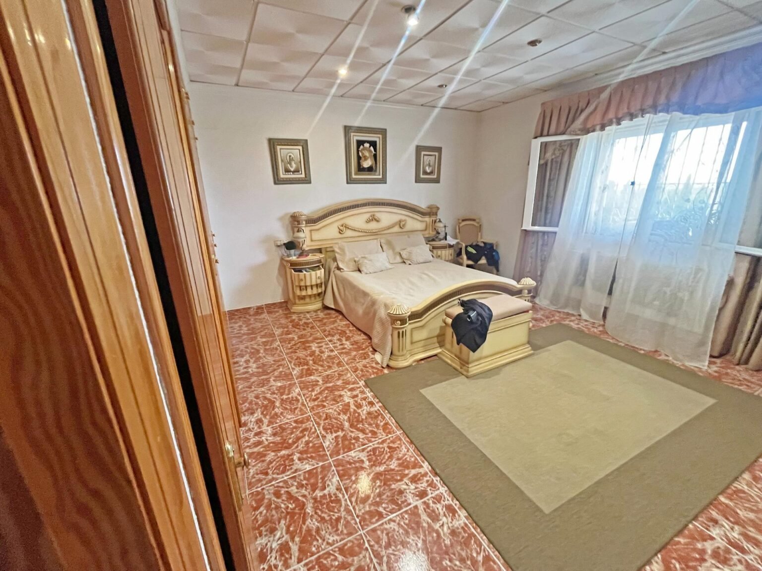 Habitación amplia y bien iluminada