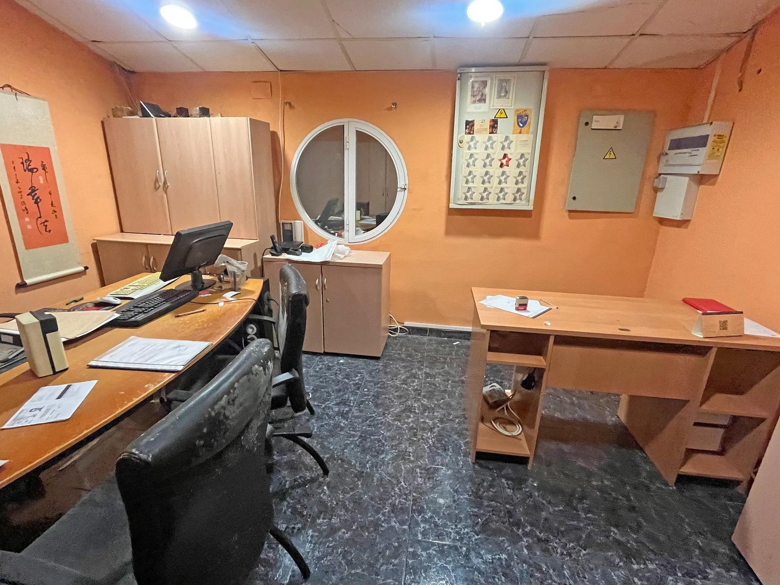 Oficina con decoraciones en color naranja