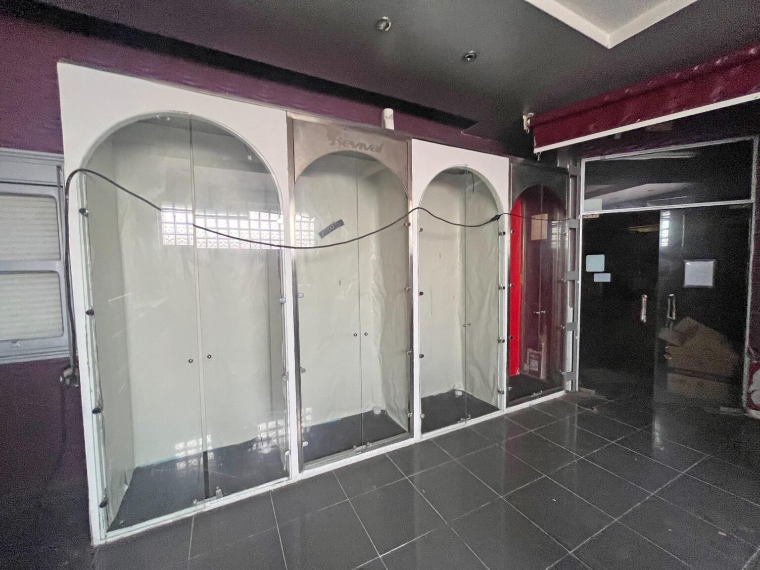 Cabinas transparentes en un local