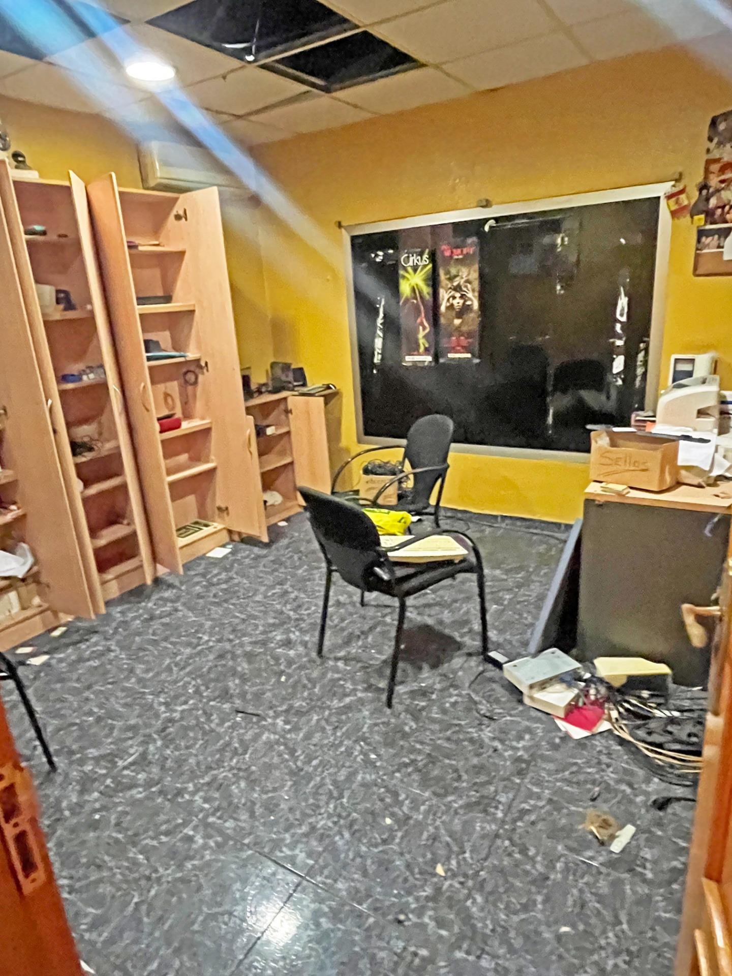Oficina desordenada con estanterías vacías