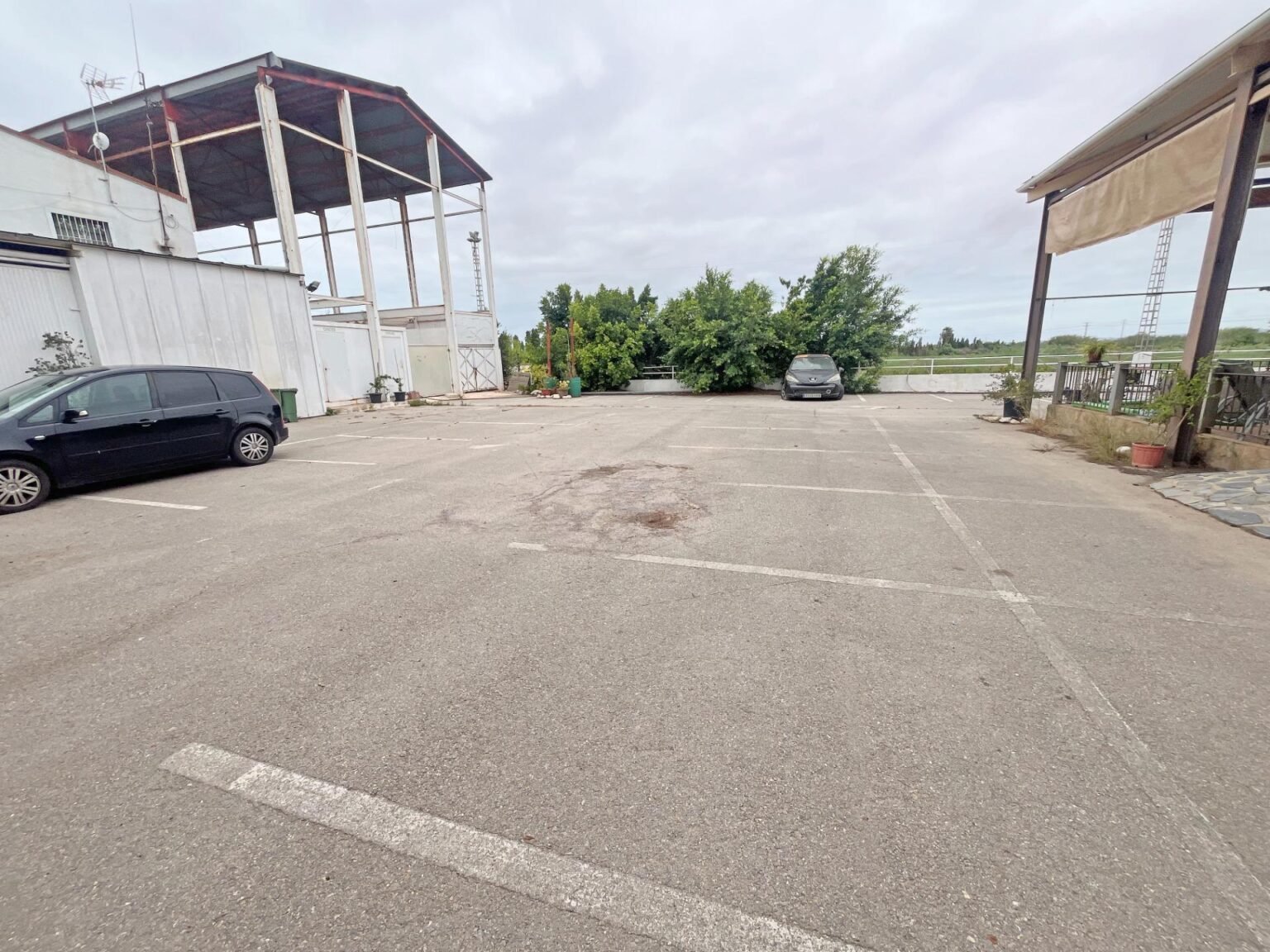 Estacionamiento amplio y vacío