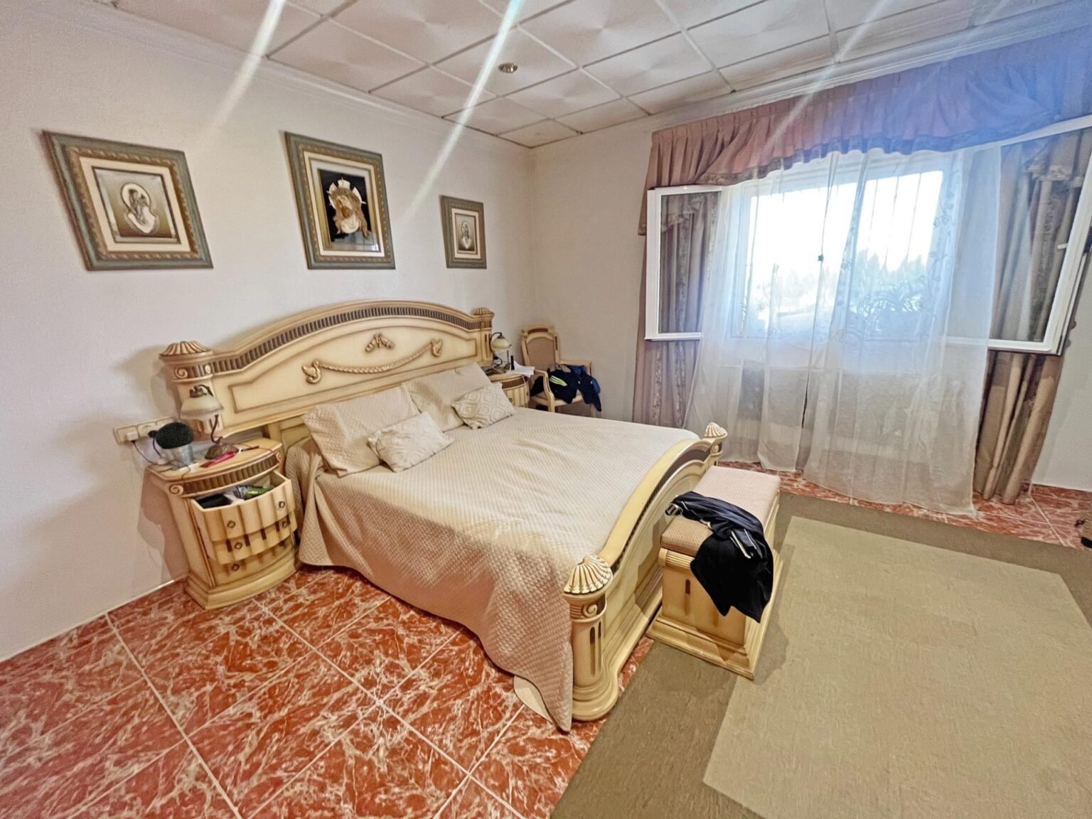 Dormitorio con decoración clásica