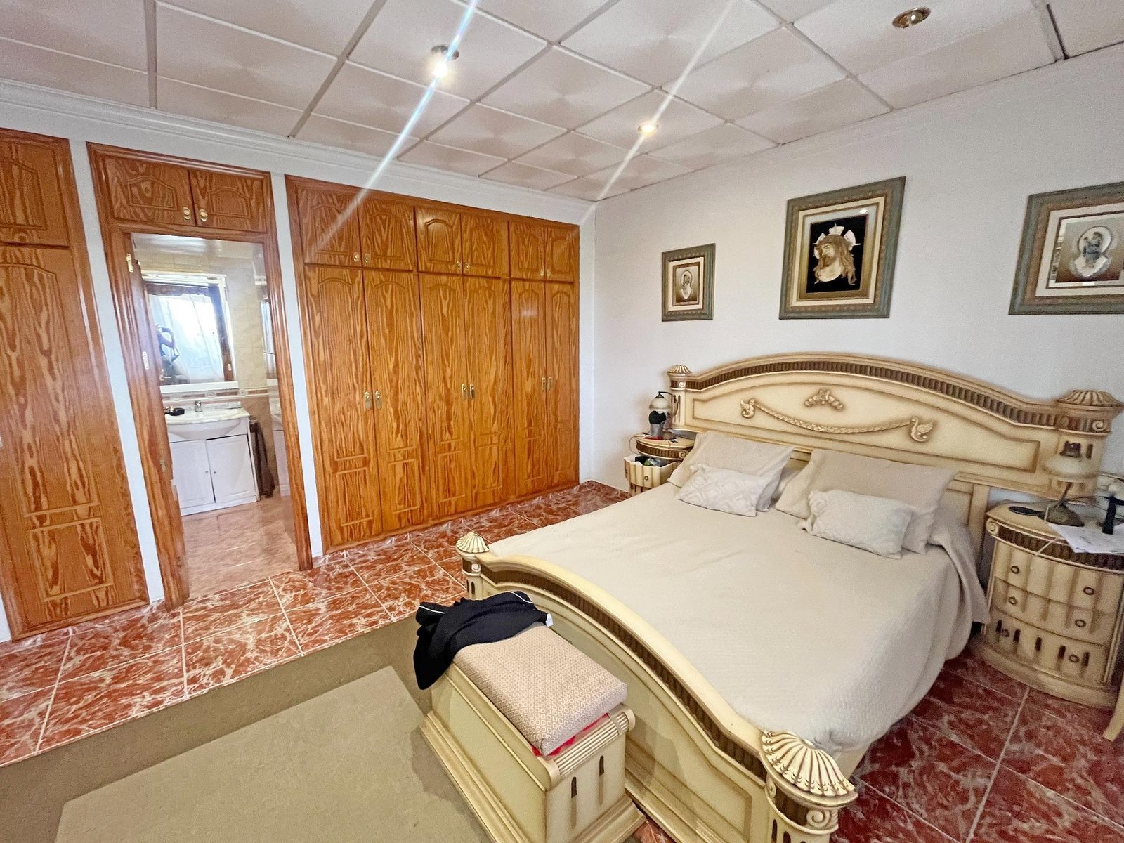 Dormitorio con cama y armarios