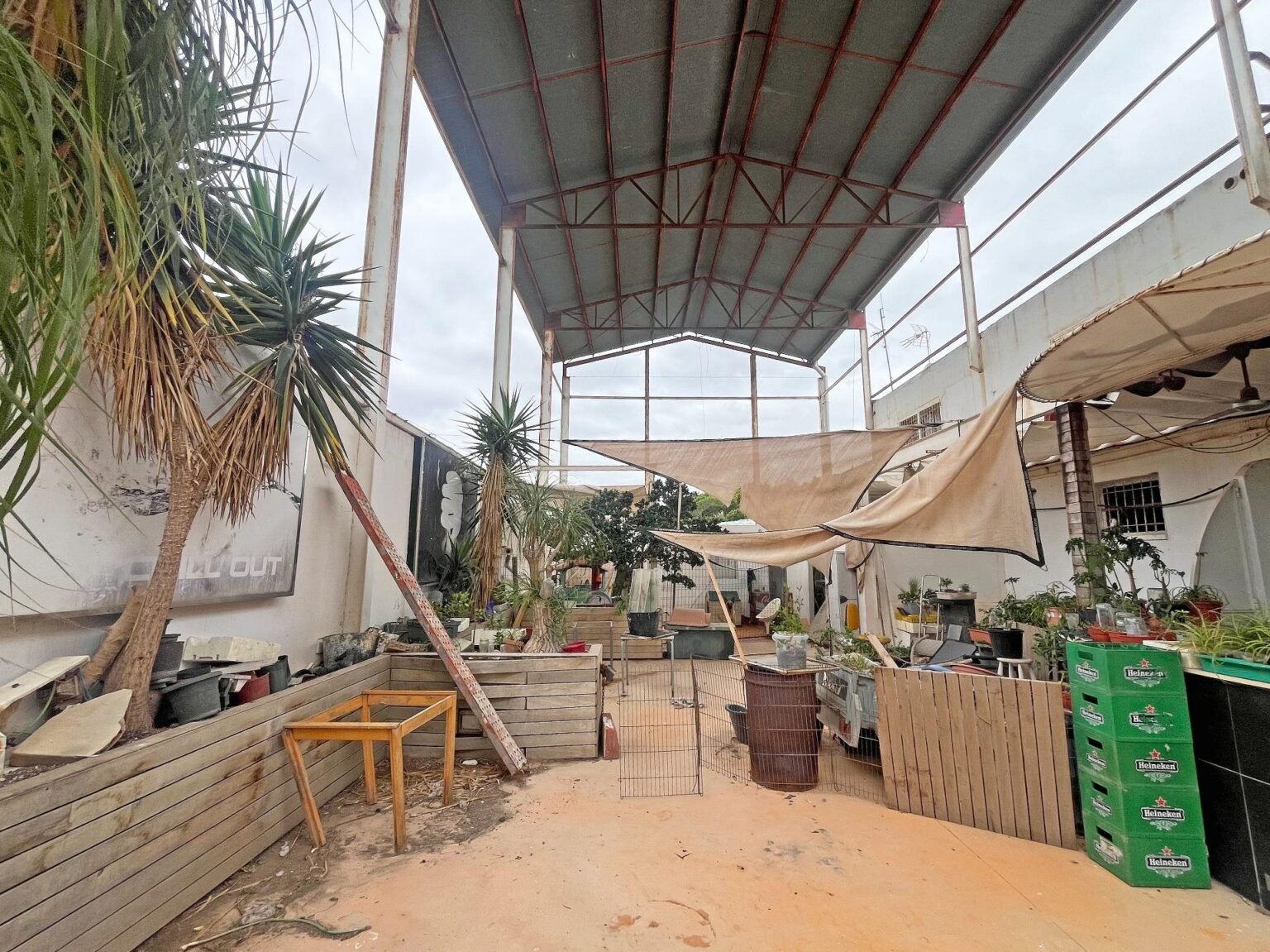 Jardín interior con estructuras