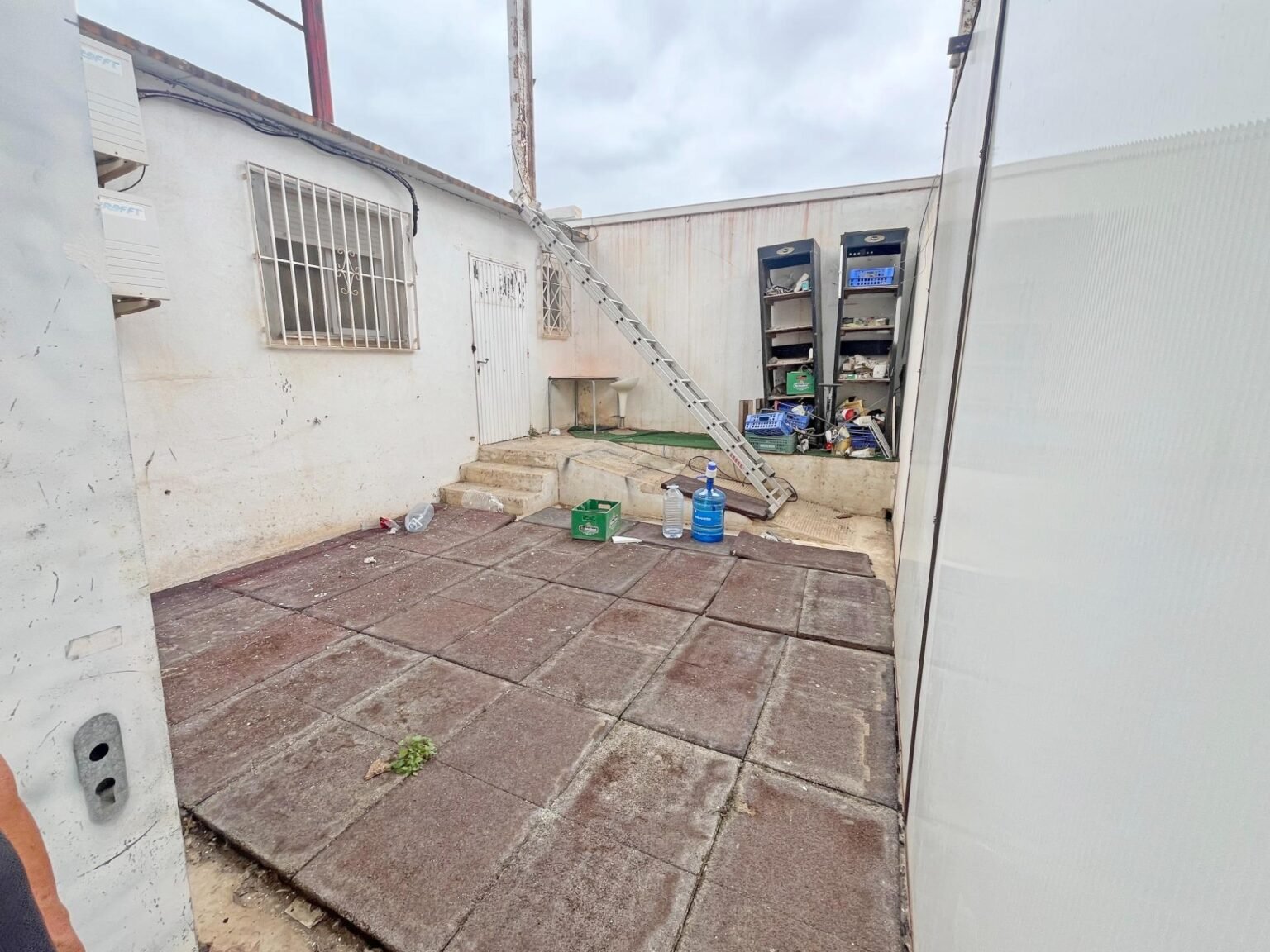 Espacio exterior con escaleras y módulos
