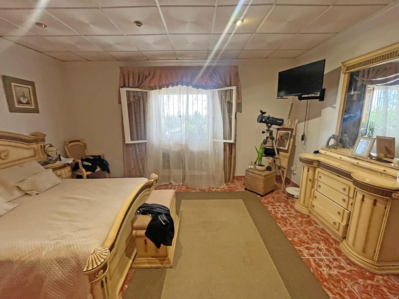 Habitación elegante con decoración clásica