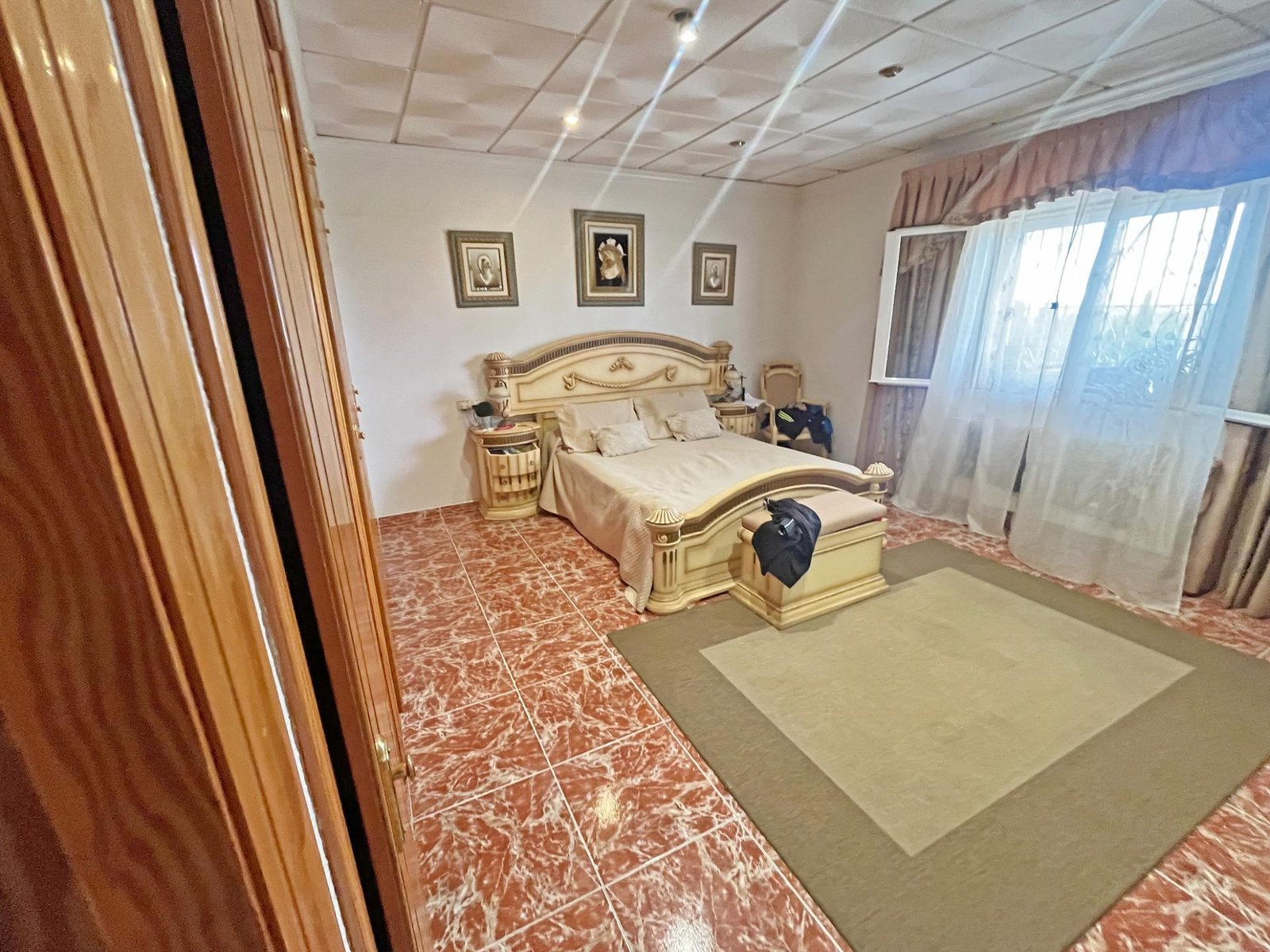 Amplio dormitorio con decoración clásica