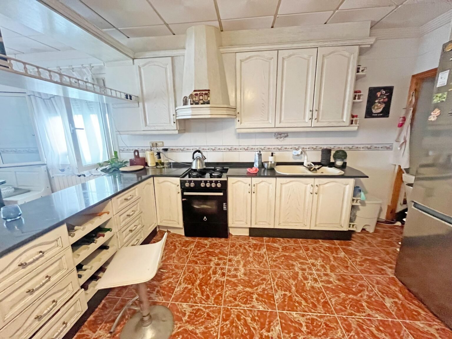 Cocina amplia y bien iluminada