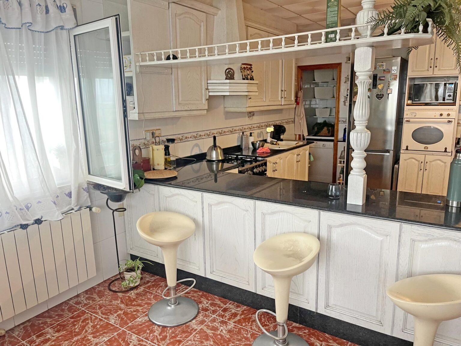 Cocina moderna con barra desayunadora