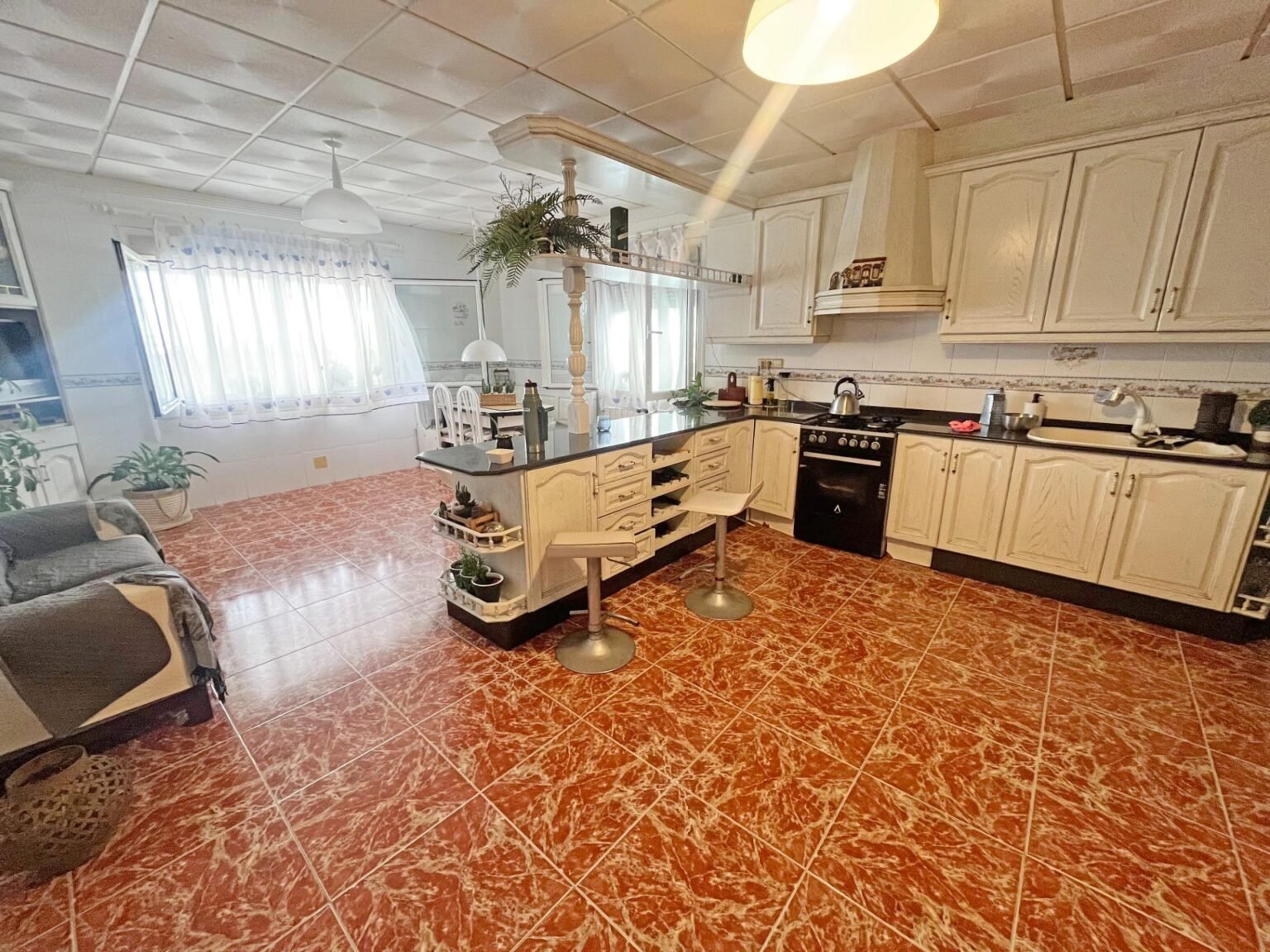 Cocina amplia y luminosa