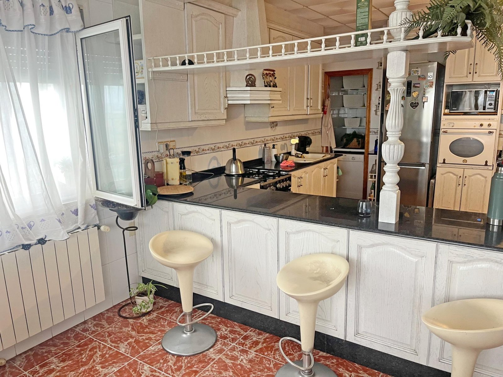 Cocina moderna con barra y taburetes