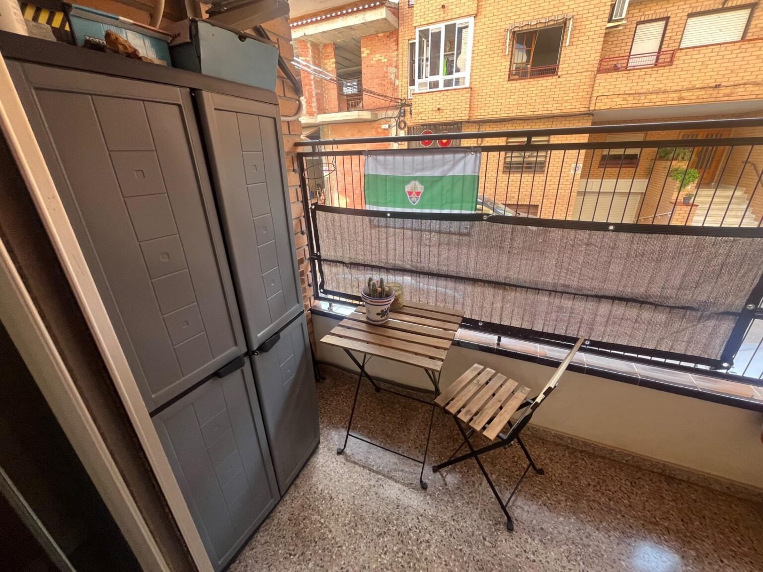 Pequeño balcón con vista al exterior