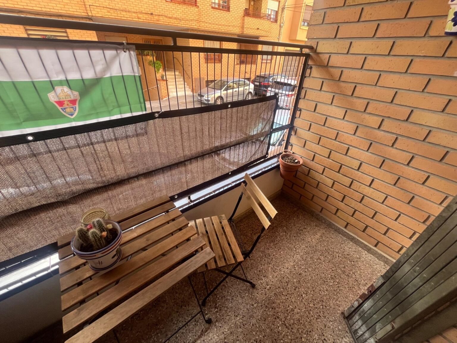 Balcón con muebles y plantas