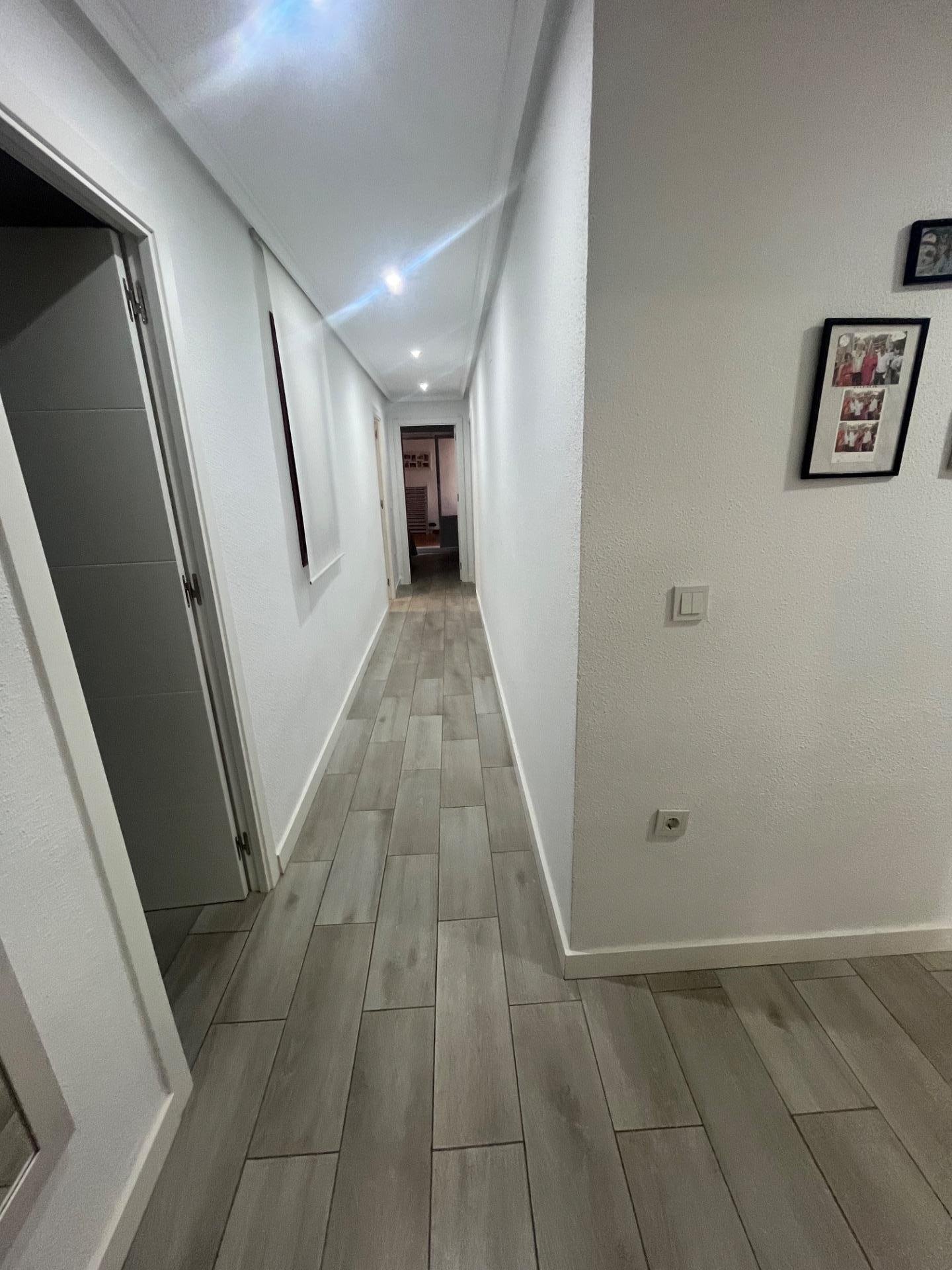 Pasillo moderno y luminoso
