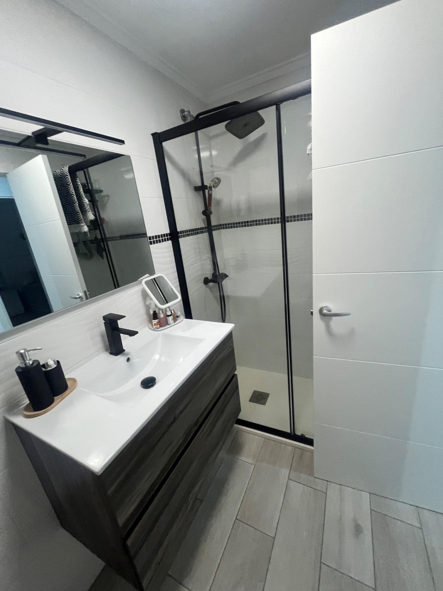 Baño moderno con ducha