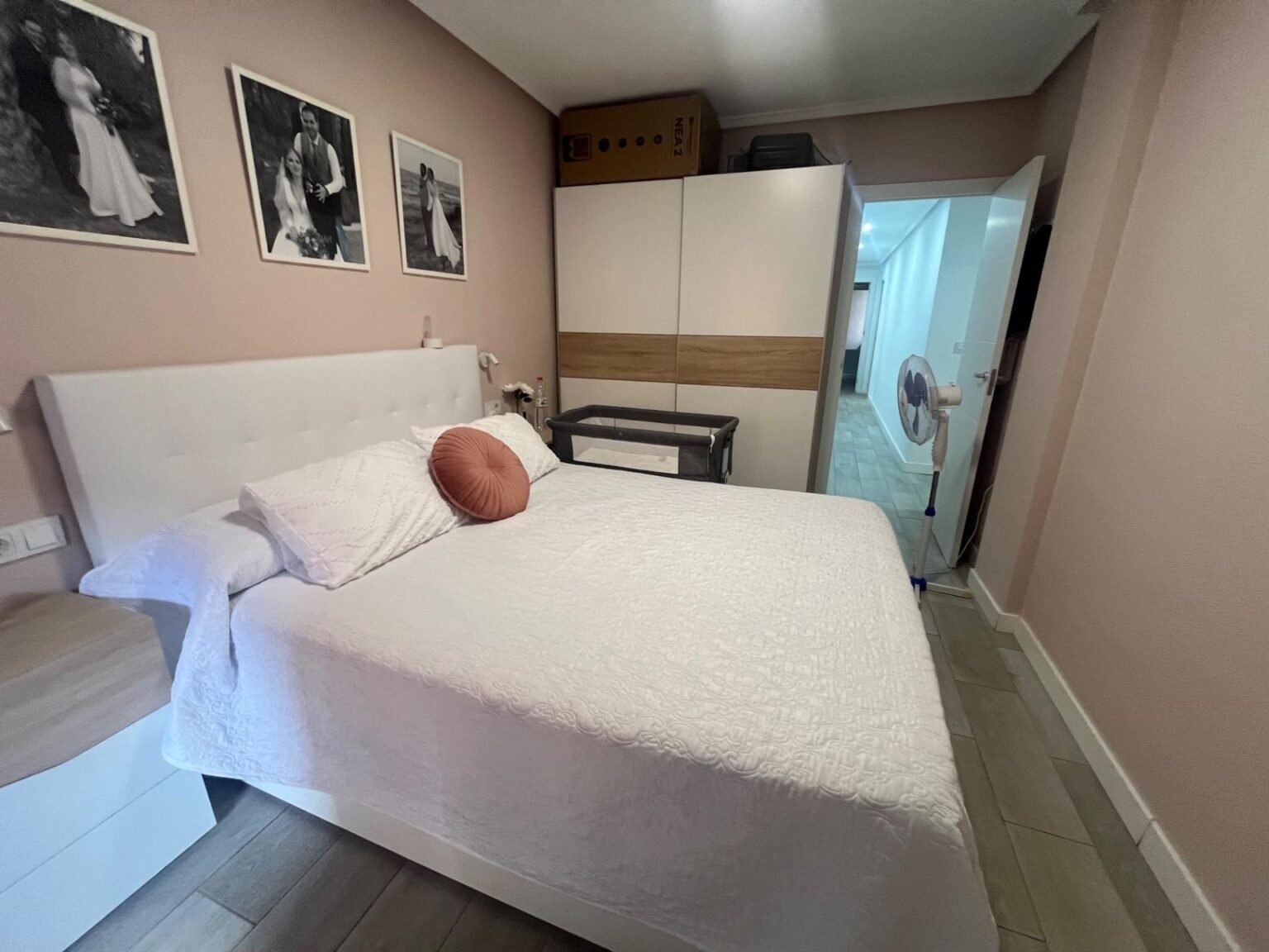 Habitación con cama y muebles acogedores