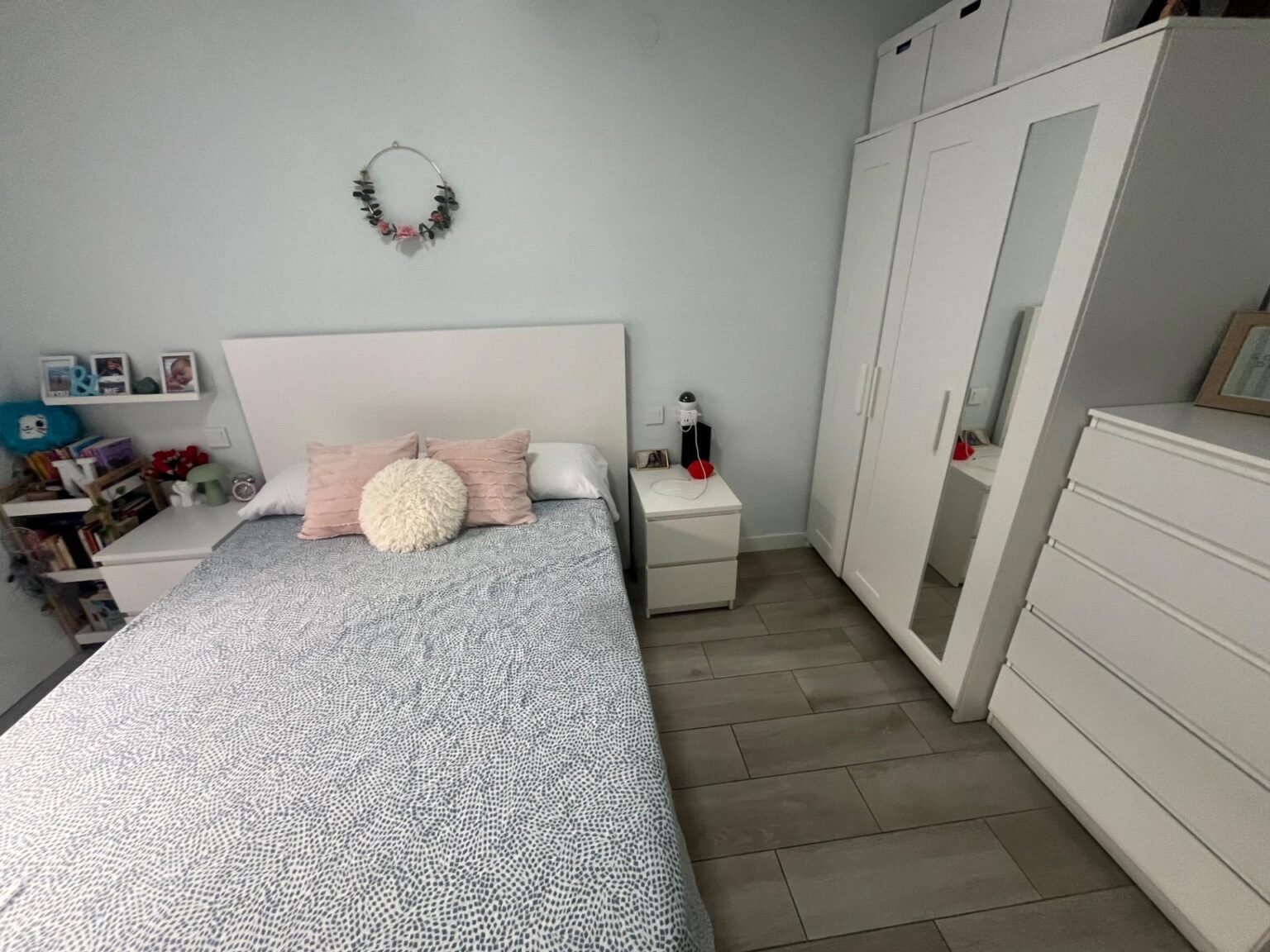 Dormitorio moderno y acogedor
