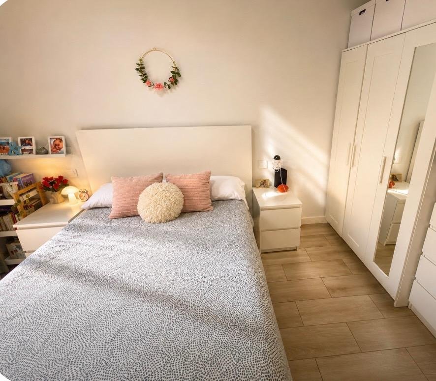 Habitación acogedora y bien iluminada
