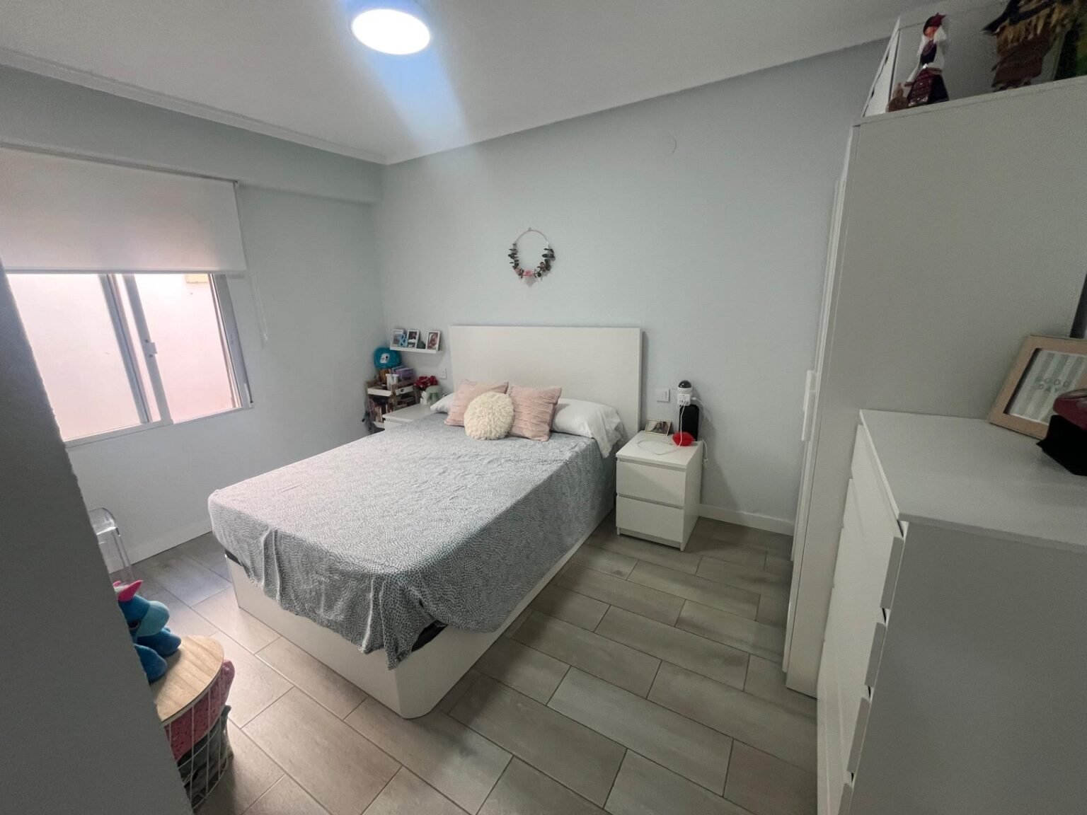 Habitación moderna y luminosa