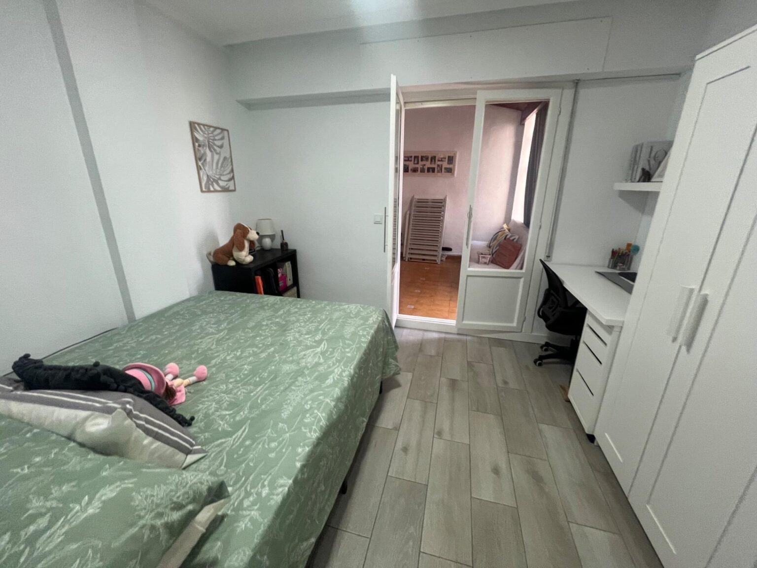 Habitación moderna y acogedora