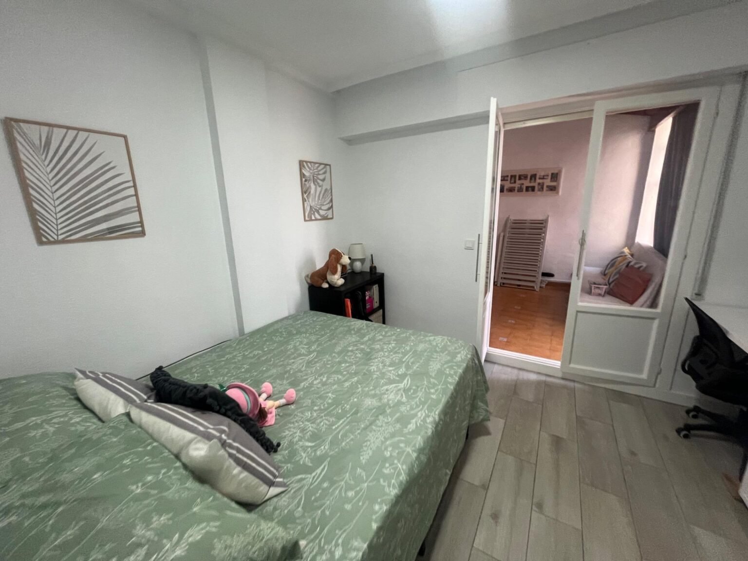 Habitación moderna y acogedora